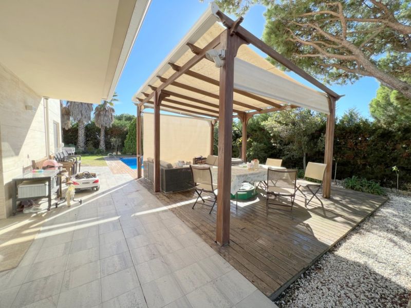 Продается хороший дом с частичным видом на море и ровным участком.