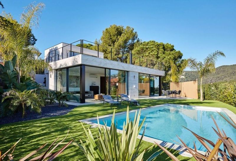 Эксклюзивная новая вилла с видом на море в престижном частном секторе Кала Канеес