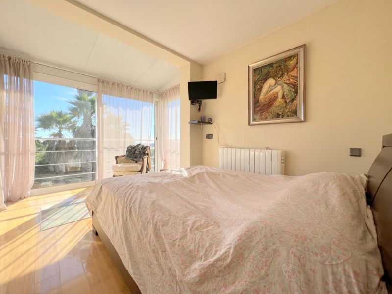 Продается хороший дом с частичным видом на море и ровным участком.