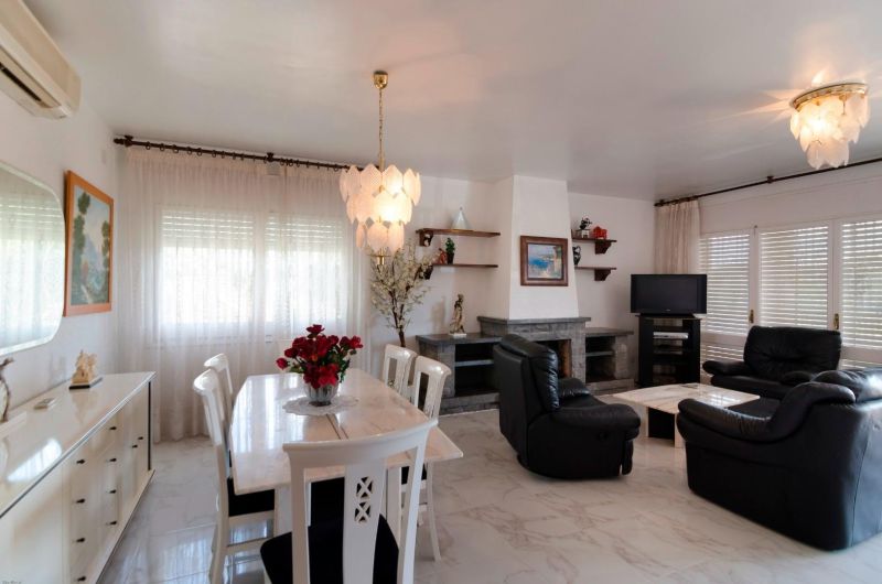 Просторная вилла с 7 спальнями и туристической лицензией недалеко от пляжа