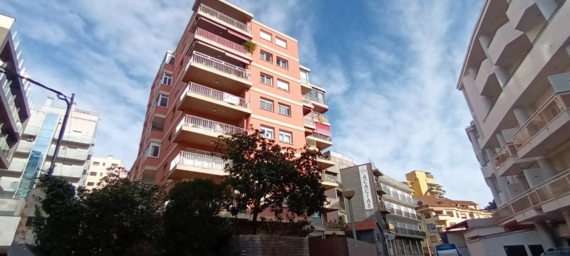 Продажа четырехкомнатных апартаментов с турристической лицензией в 200 метрах от пляжа.