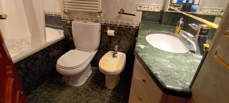 Продажа четырехкомнатных апартаментов с турристической лицензией в 200 метрах от пляжа.