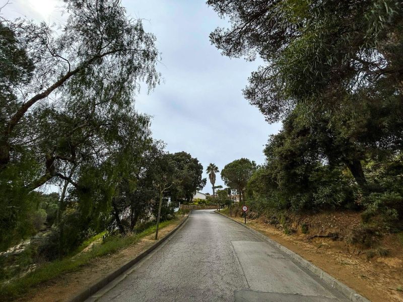 Продается участок в 5 минутах ходьбы от пляжа.