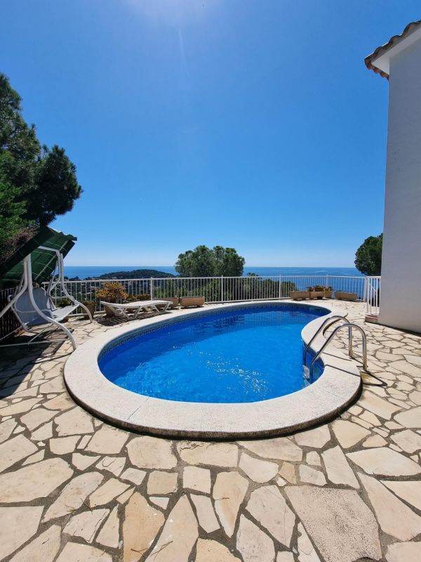 Продается 3к дом 123 м², участок 907 м² с панорамным видом на море и бассейном в Фон-де-Сан-Льоренс, Льорет-де-Мар