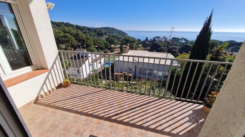 Продается 3к дом 240 м², участок 732 м² с видом на море в Санта-Кристина, Бланес