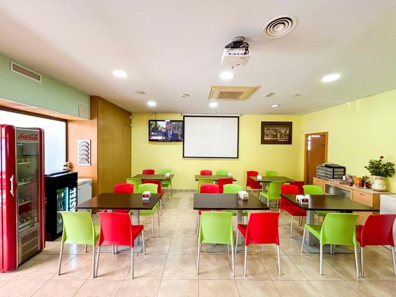 Великолепный бар-кафетерий в оживленном районе.