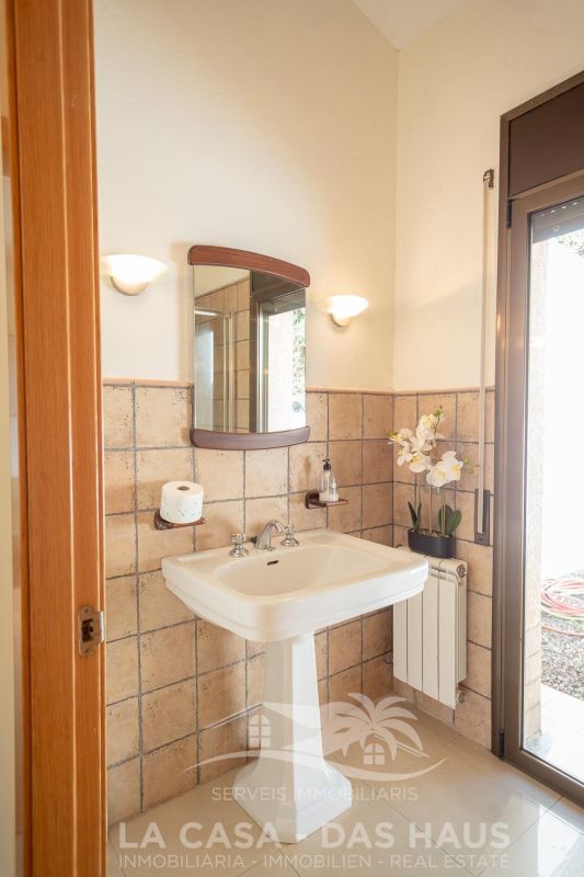 Продается вилла 160 м², участок 638 м² с видом на море и туристической лицензией в Льорет-де-Мар