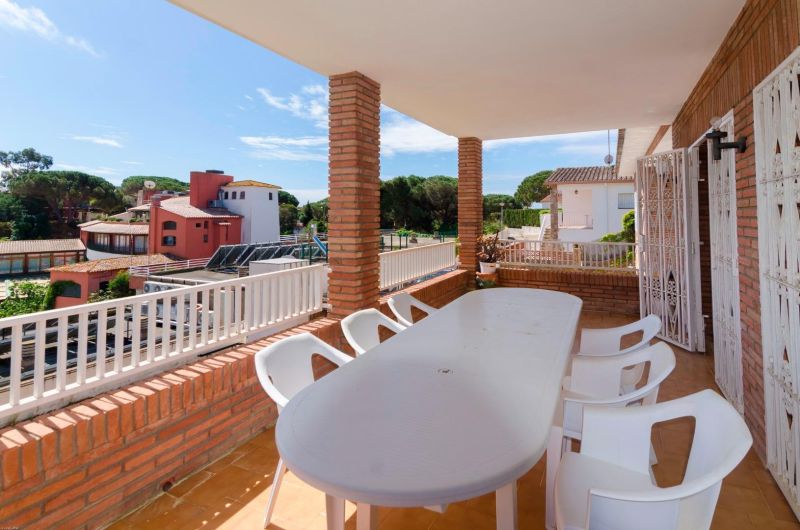 Просторная вилла с 7 спальнями и туристической лицензией недалеко от пляжа