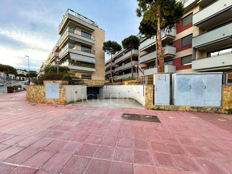 Большое парковочное место в закрытом комплексе Туро 6.