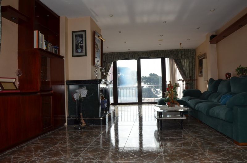 Продажа четырехкомнатных апартаментов с турристической лицензией в 200 метрах от пляжа.