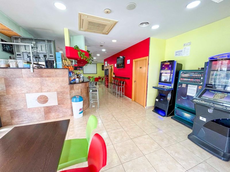 Великолепный бар-кафетерий в оживленном районе.