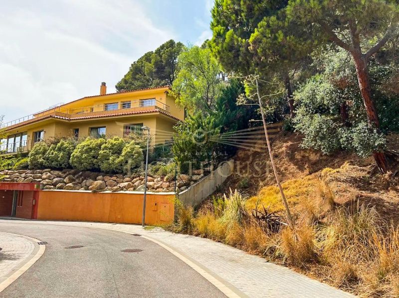 Участок под застройку с видом на море, с утверждённым разрешением на строительство и проектом!