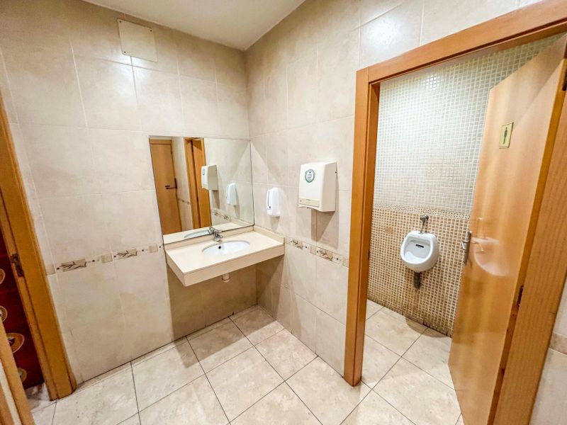 Великолепный бар-кафетерий в оживленном районе.