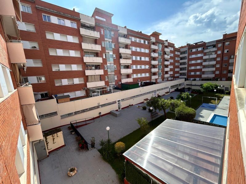 Уникальная возможность в районе Фенальс! Просторная квартира в нескольких шагах от моря