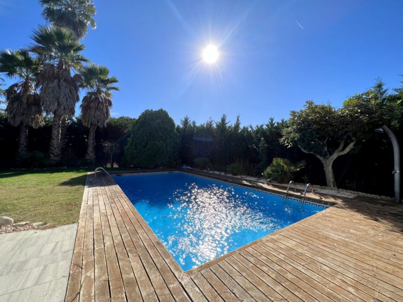 Продается хороший дом с частичным видом на море и ровным участком.