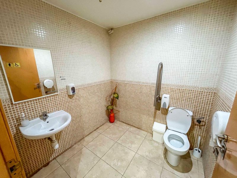 Великолепный бар-кафетерий в оживленном районе.