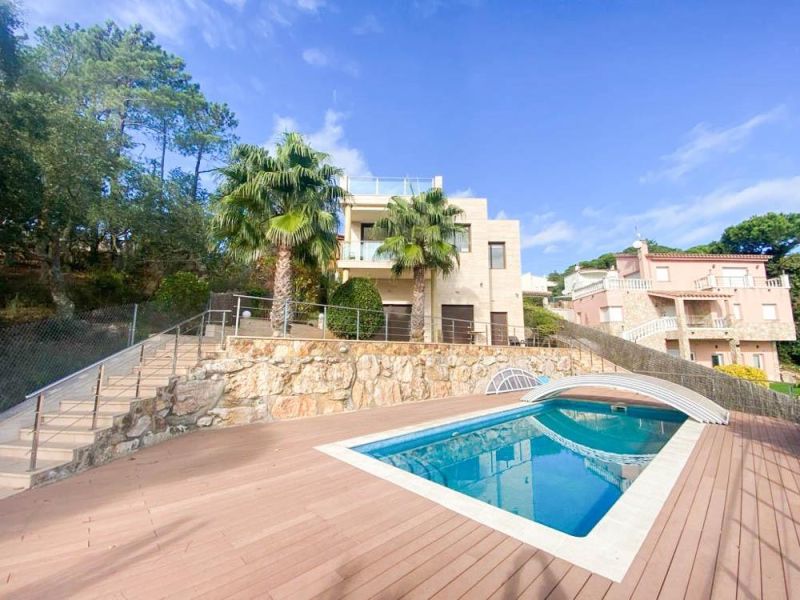 Элегантная вилла с видом на море.