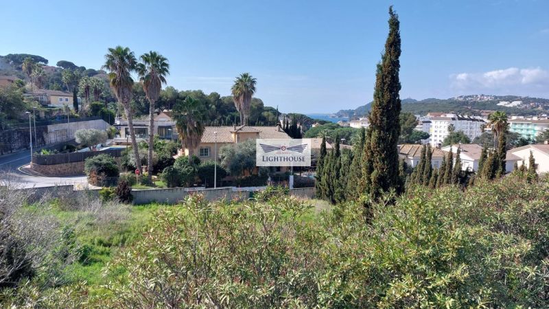 Участок земли в 5 минутах ходьбы от пляжа Феналс.