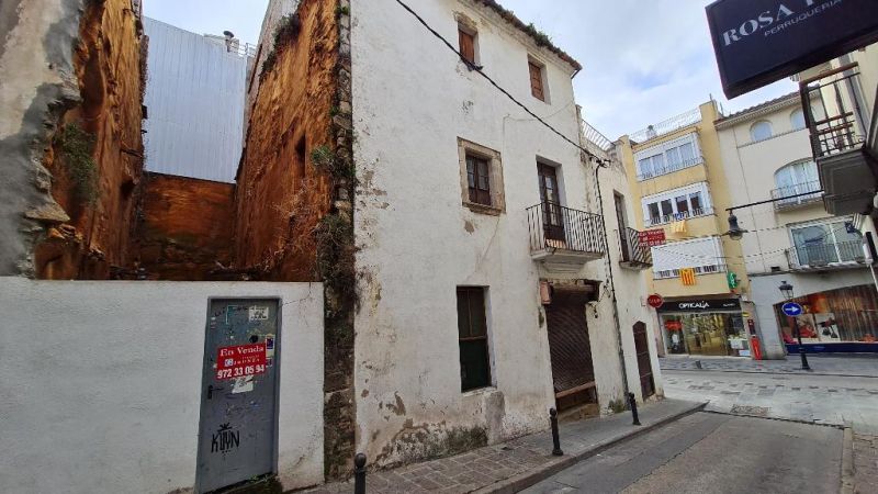 Продается участок 150 м² под застройку + объект 450 м² в центре Бланеса