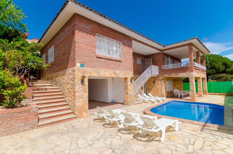 Просторная вилла с 7 спальнями и туристической лицензией недалеко от пляжа