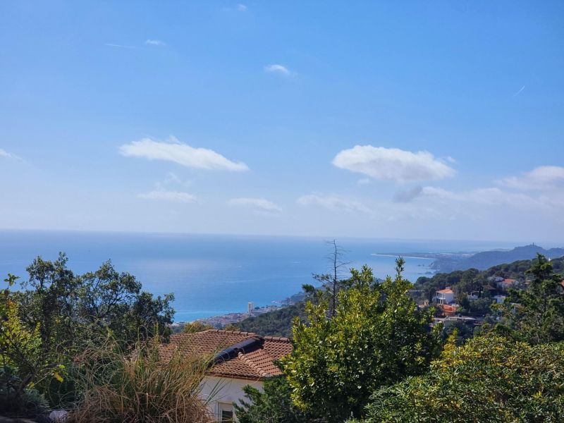 Продается 3 дома 518 м², участок 3745 м² с туристической лицензией и панорамным видом на море в Льорет-де-Мар