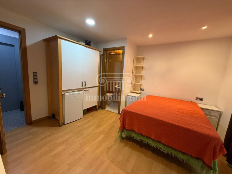 Продается 4-этажное здание 130 м² с лифтом и 100 метрах от пляжа, Льорет-де-Мар