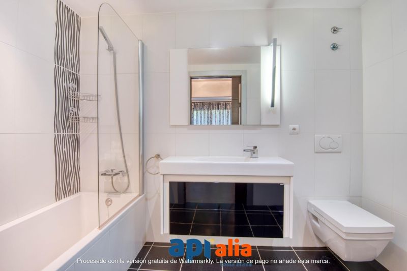 Продается 3к дом 293 м², участок 866 м² с туристической лицензией в Кала-Сант-Франческ, Бланес