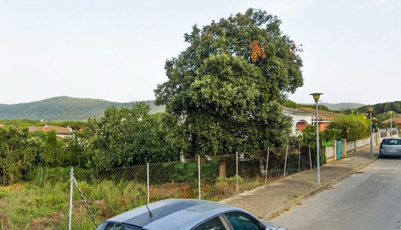 Ровный участок 587 м² в урбанизации La Goba, Vidreres