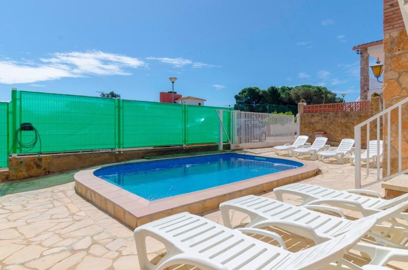 Просторная вилла с 7 спальнями и туристической лицензией недалеко от пляжа