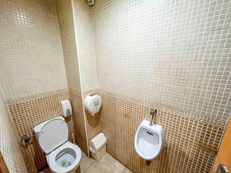 Великолепный бар-кафетерий в оживленном районе.