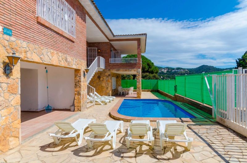 Просторная вилла с 7 спальнями и туристической лицензией недалеко от пляжа