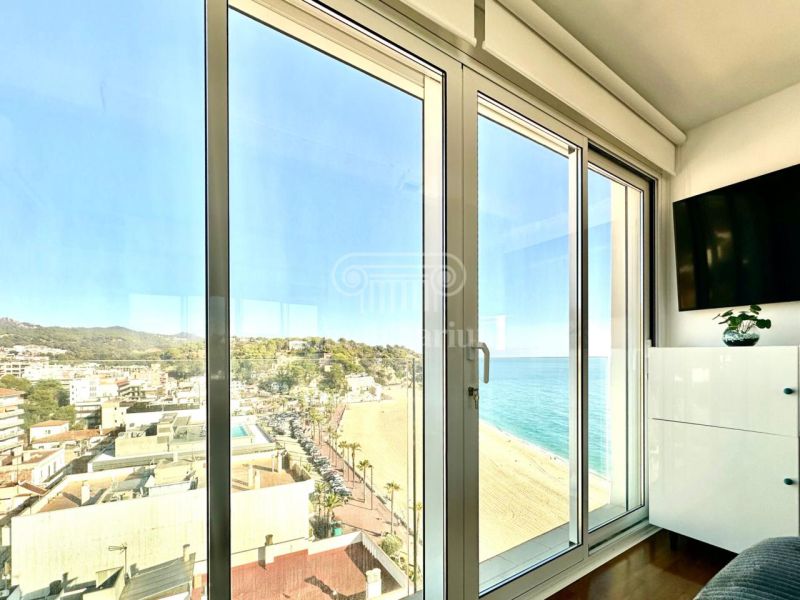 Продается эксклюзивная 2к квартира 82 м² в самом высоком здании Льорет-де-Мар с парковкой и прямым видом на море