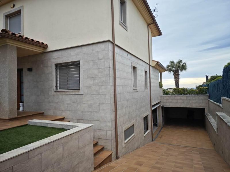 Продается роскошная вилла 517 м², участок 872 м² в Льорет-де-Мар