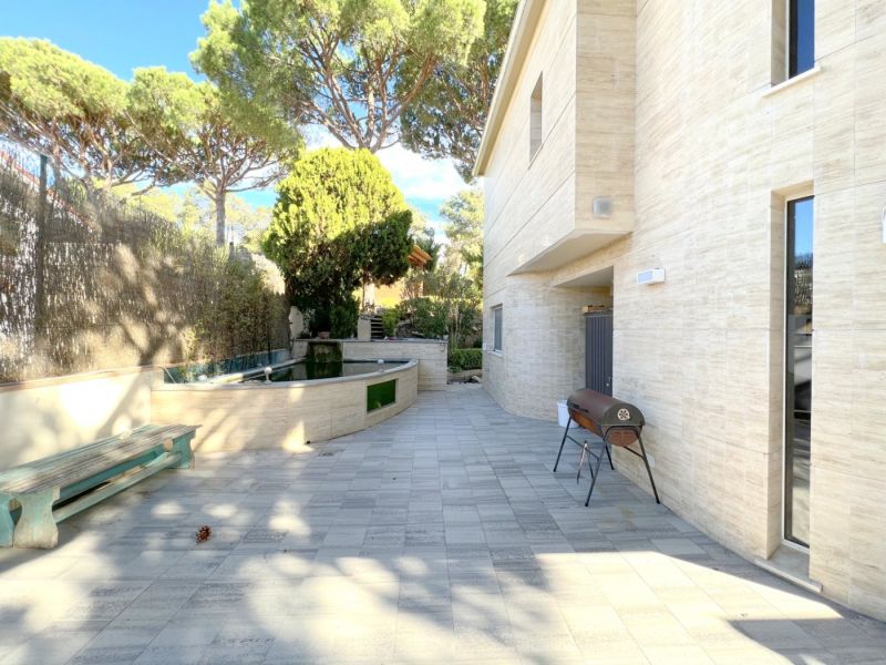 Продается хороший дом с частичным видом на море и ровным участком.