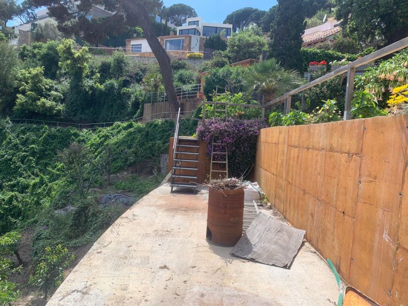 Продается вилла 189 м², участок 916 м² с потрясающим видом на море и частным доступом к пляжу в Кала Каньельес, Льорет-де-Мар