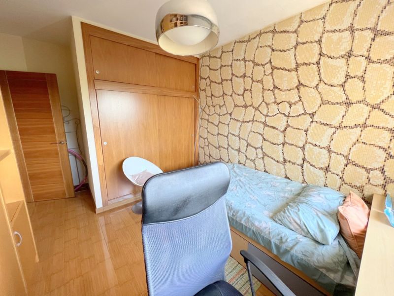 Продается хороший дом с частичным видом на море и ровным участком.